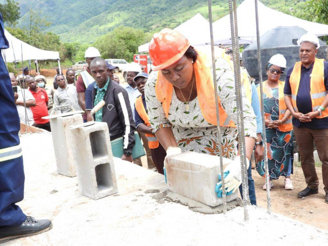 Lançamento da primeira pedra (Governadora de Manica)